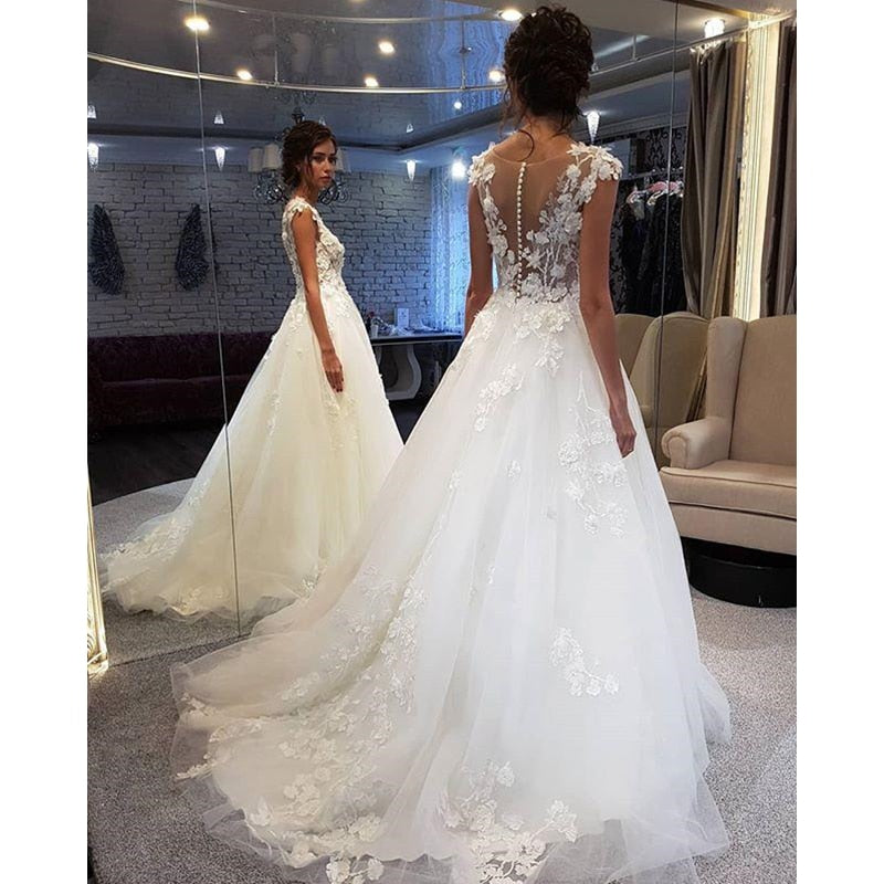 Vestido de novia con aplicaciones en encaje, botones en la espalda en tul